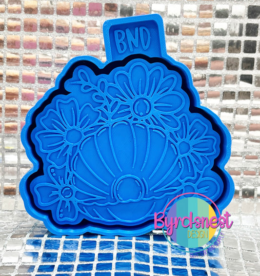 Floral Clam w/ Pearl